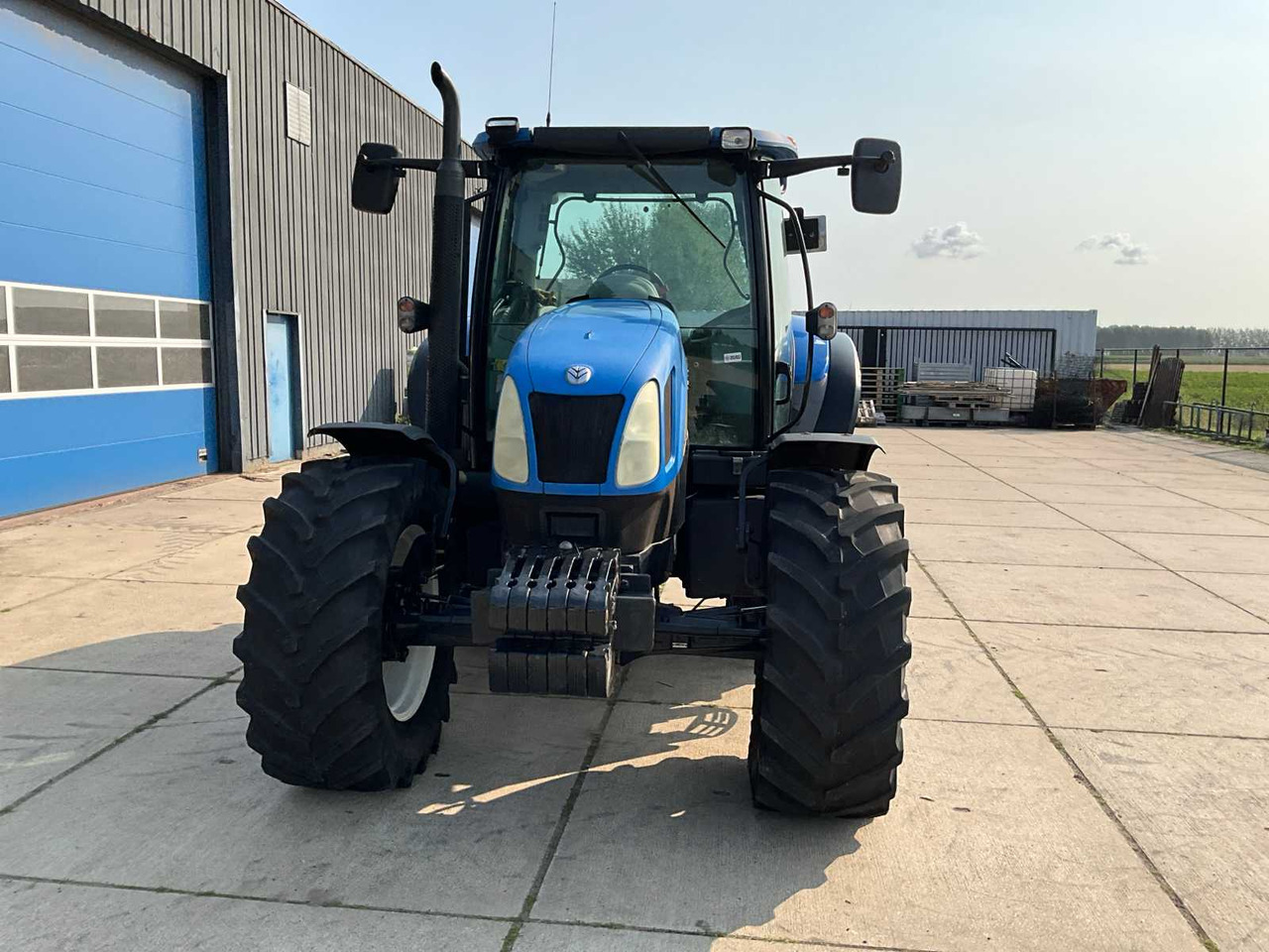 New Holland T6010 - Farm tractor: picture 2 New Holland T6010 - Farm tractor: picture 2