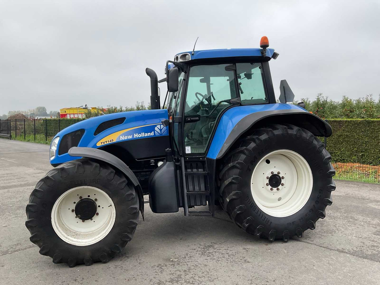 New Holland TVT145 - Farm tractor: picture 3 New Holland TVT145 - Farm tractor: picture 3