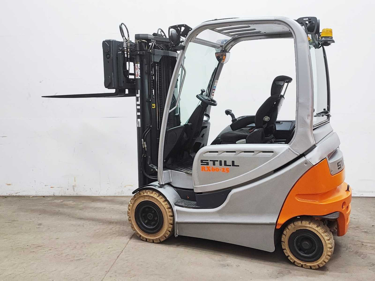STILL - 2014 - RX60-25 - FORKLIFT WITH FORK SPREADER - Forklift: picture 2 STILL - 2014 - RX60-25 - FORKLIFT WITH FORK SPREADER - Forklift: picture 2