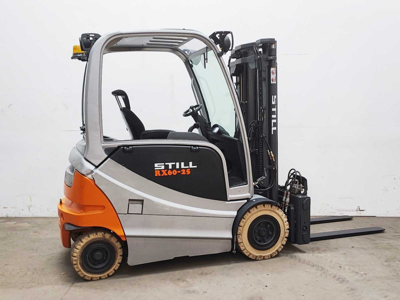 STILL - 2014 - RX60-25 - FORKLIFT WITH FORK SPREADER - Forklift: picture 5 STILL - 2014 - RX60-25 - FORKLIFT WITH FORK SPREADER - Forklift: picture 5