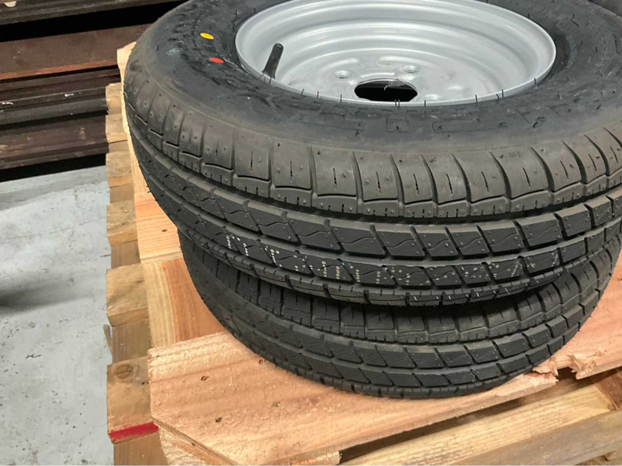 SECURITY TIRES + RIMS (4X) - Trailer: picture 3 SECURITY TIRES + RIMS (4X) - Trailer: picture 3