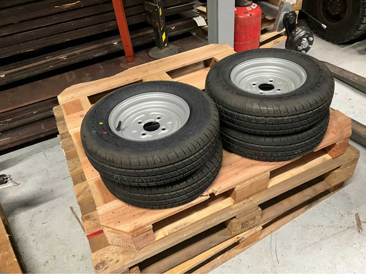 SECURITY TIRES + RIMS (4X) - Trailer: picture 2 SECURITY TIRES + RIMS (4X) - Trailer: picture 2