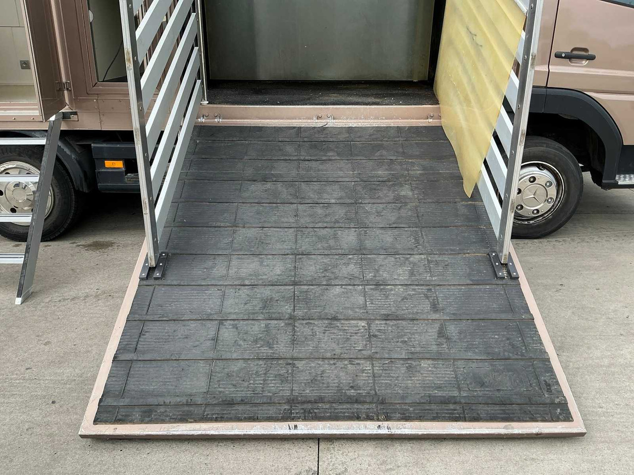 Truck 2000 MERCEDES-BENZ 815 HORSE TRUCK: picture 34