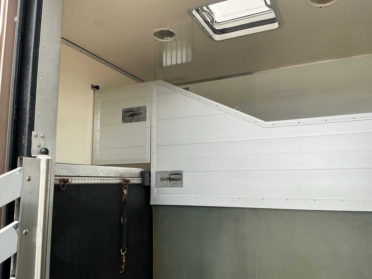 Truck 2000 MERCEDES-BENZ 815 HORSE TRUCK: picture 37