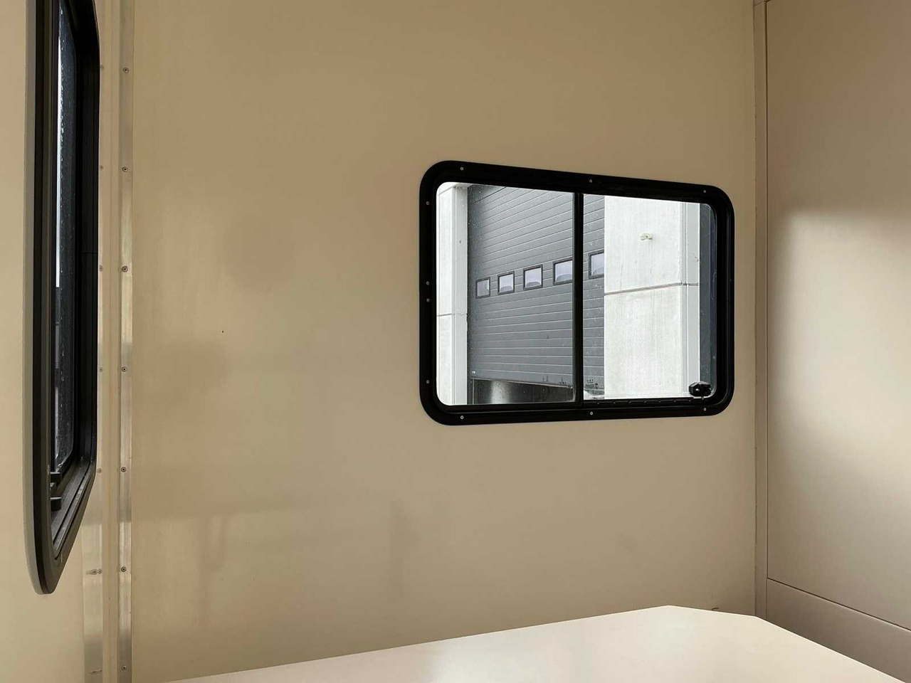 Truck 2000 MERCEDES-BENZ 815 HORSE TRUCK: picture 49