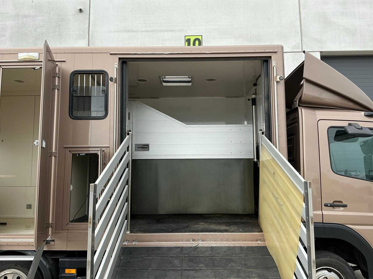 Truck 2000 MERCEDES-BENZ 815 HORSE TRUCK: picture 36