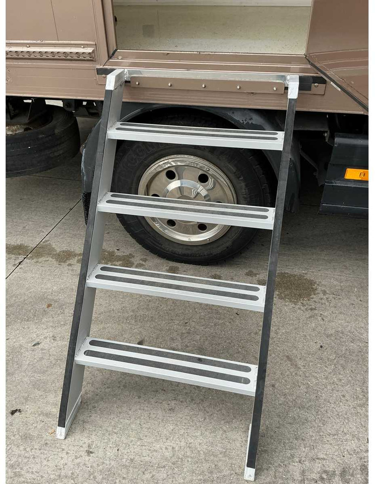 Truck 2000 MERCEDES-BENZ 815 HORSE TRUCK: picture 45