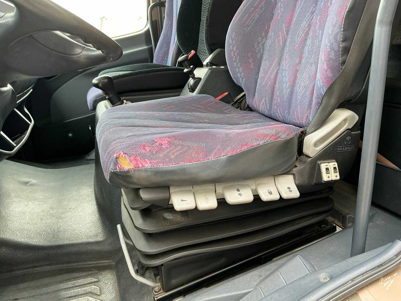 Truck 2000 MERCEDES-BENZ 815 HORSE TRUCK: picture 18