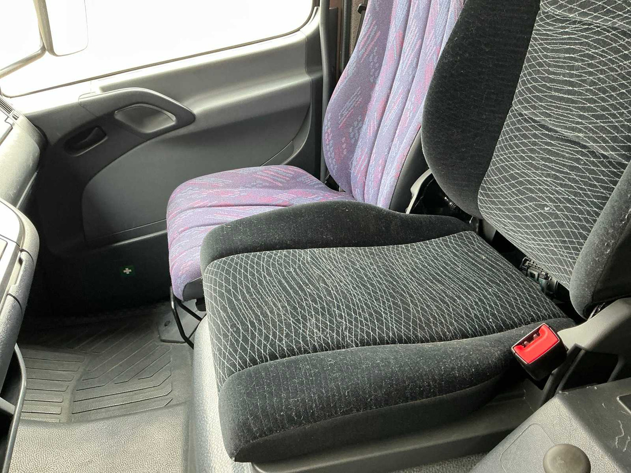 Truck 2000 MERCEDES-BENZ 815 HORSE TRUCK: picture 25