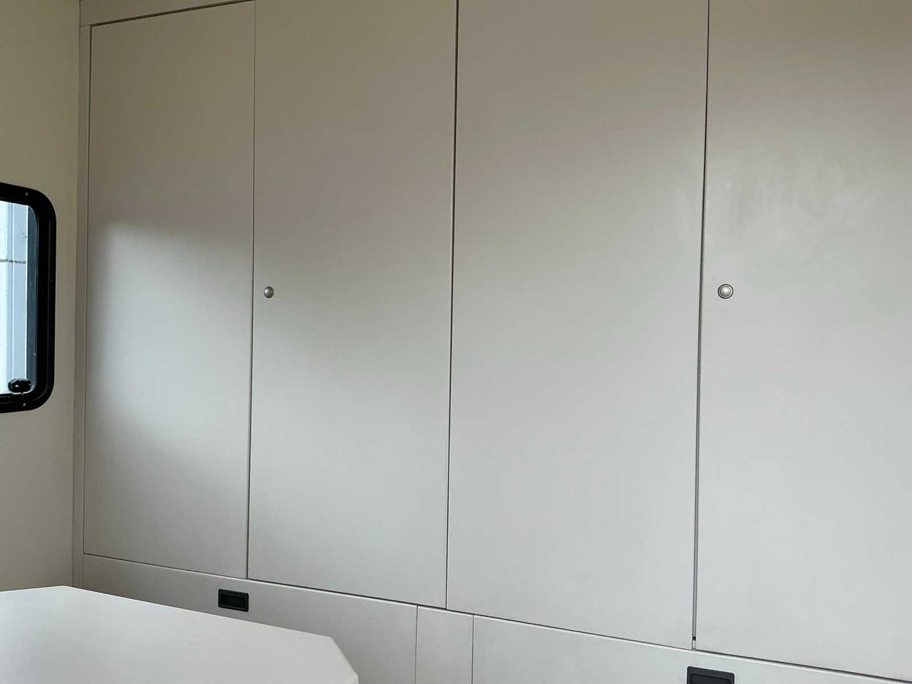 Truck 2000 MERCEDES-BENZ 815 HORSE TRUCK: picture 48