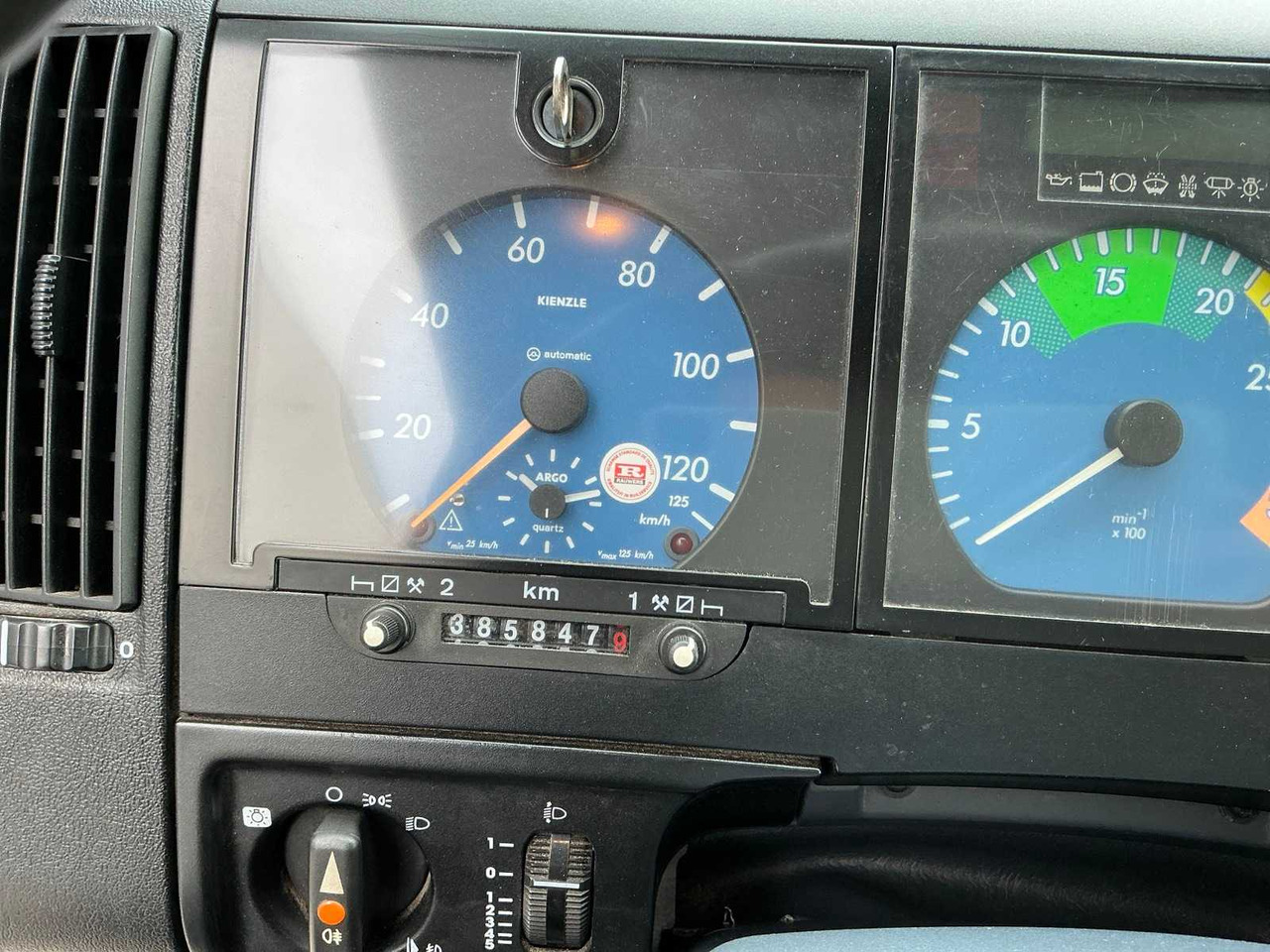 Truck 2000 MERCEDES-BENZ 815 HORSE TRUCK: picture 20