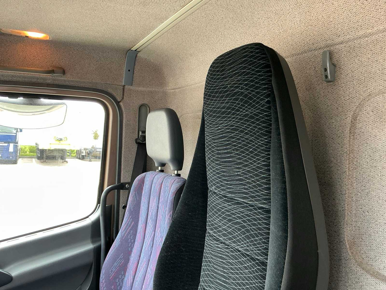 Truck 2000 MERCEDES-BENZ 815 HORSE TRUCK: picture 26