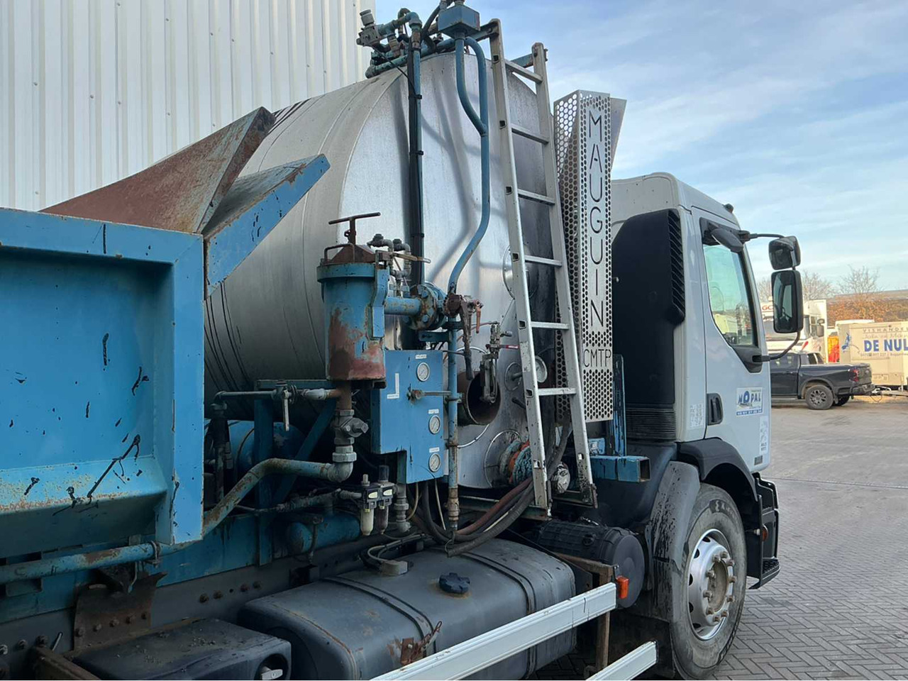 Truck 2001 RENAULT 22 AVA 320 DCI TRUCK: picture 9 Truck 2001 RENAULT 22 AVA 320 DCI TRUCK: picture 9