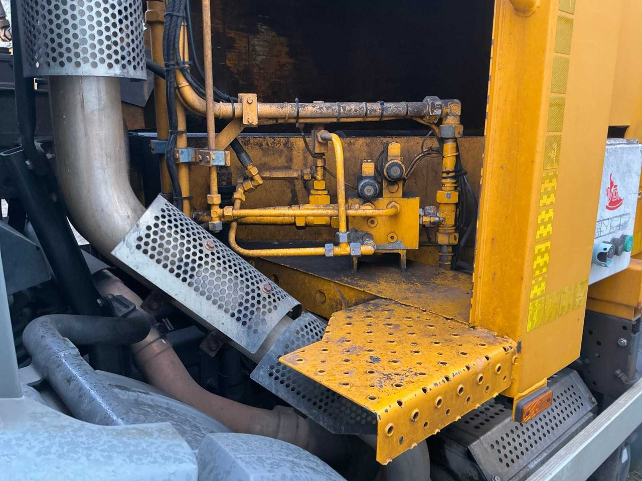 Truck 2011 MERCEDES-BENZ ECONIC TRUCK: picture 9