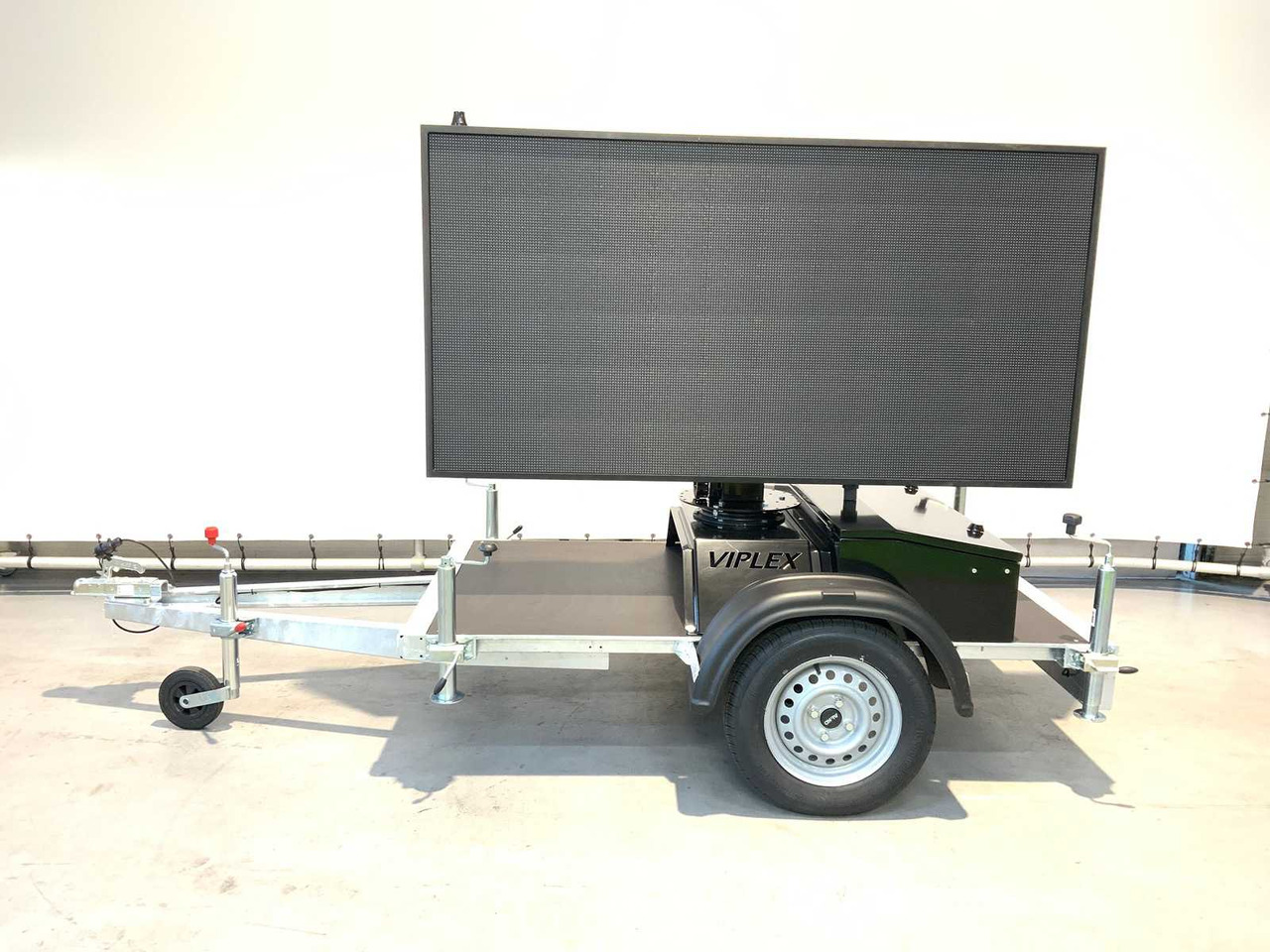 Viplex tekstkar P8 ledscherm op aanhangwagen - Construction equipment, Trailer: picture 1 Viplex tekstkar P8 ledscherm op aanhangwagen - Construction equipment, Trailer: picture 1