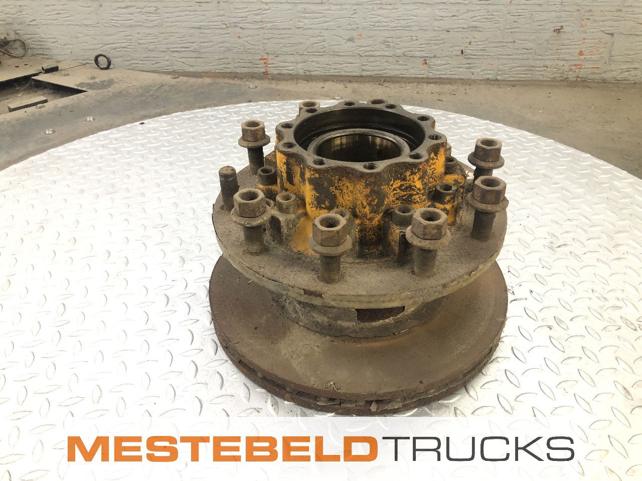 MAN Achterasnaaf + schijf MAN TGA - Rear axle for Truck: picture 1 MAN Achterasnaaf + schijf MAN TGA - Rear axle for Truck: picture 1