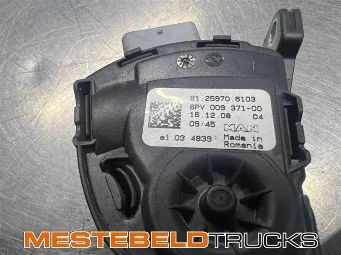 MAN Elektronisch gaspedaal - Electrical system for Truck: picture 2 MAN Elektronisch gaspedaal - Electrical system for Truck: picture 2