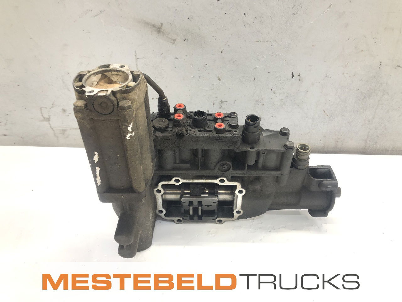 MAN Schakeldeksel hydraulisch TGA - Gearbox for Truck: picture 1 MAN Schakeldeksel hydraulisch TGA - Gearbox for Truck: picture 1