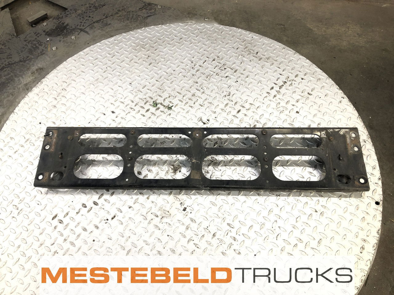 Volvo Frame ondergrille FH2 - Frame/ Chassis for Truck: picture 1 Volvo Frame ondergrille FH2 - Frame/ Chassis for Truck: picture 1