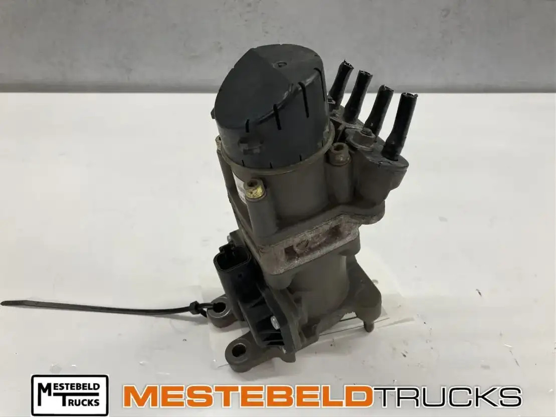 Volvo Voetremventiel - Brake valve for Truck: picture 1 Volvo Voetremventiel - Brake valve for Truck: picture 1