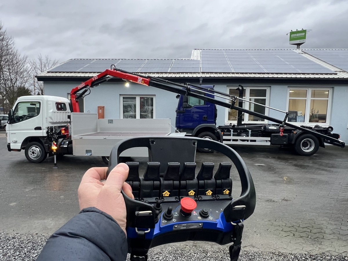 FUSO 3S15 Alu Pritsche 2.80m Ladekran Funk! sofort ve - Crane truck, Open body delivery van: picture 2 FUSO 3S15 Alu Pritsche 2.80m Ladekran Funk! sofort ve - Crane truck, Open body delivery van: picture 2