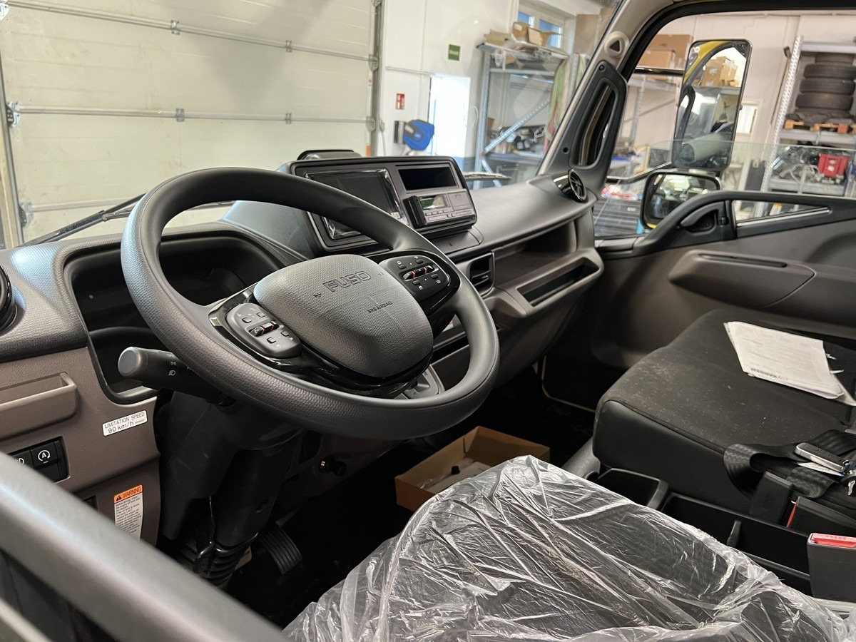 Interior photo 1: FUSO FUSO 9C18 Alu Pritsche 6.1m Mod.25 GSR NL4.0T! leasing FUSO FUSO 9C18 Alu Pritsche 6.1m Mod.25 GSR NL4.0T!