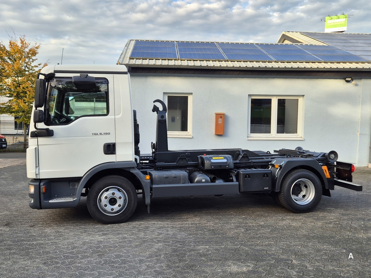 MAN TGL 8.190 BL City Abrollkipper Aut., 2 x AHK sof - Hook lift truck: picture 5 MAN TGL 8.190 BL City Abrollkipper Aut., 2 x AHK sof - Hook lift truck: picture 5