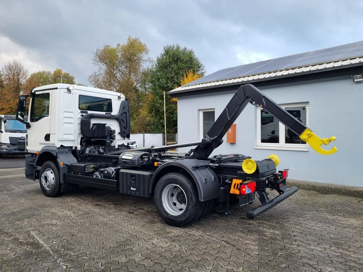New Hook lift truck MAN TGM 15.290 BL Abrollkipper PowerMatic Standheiz.: picture 17