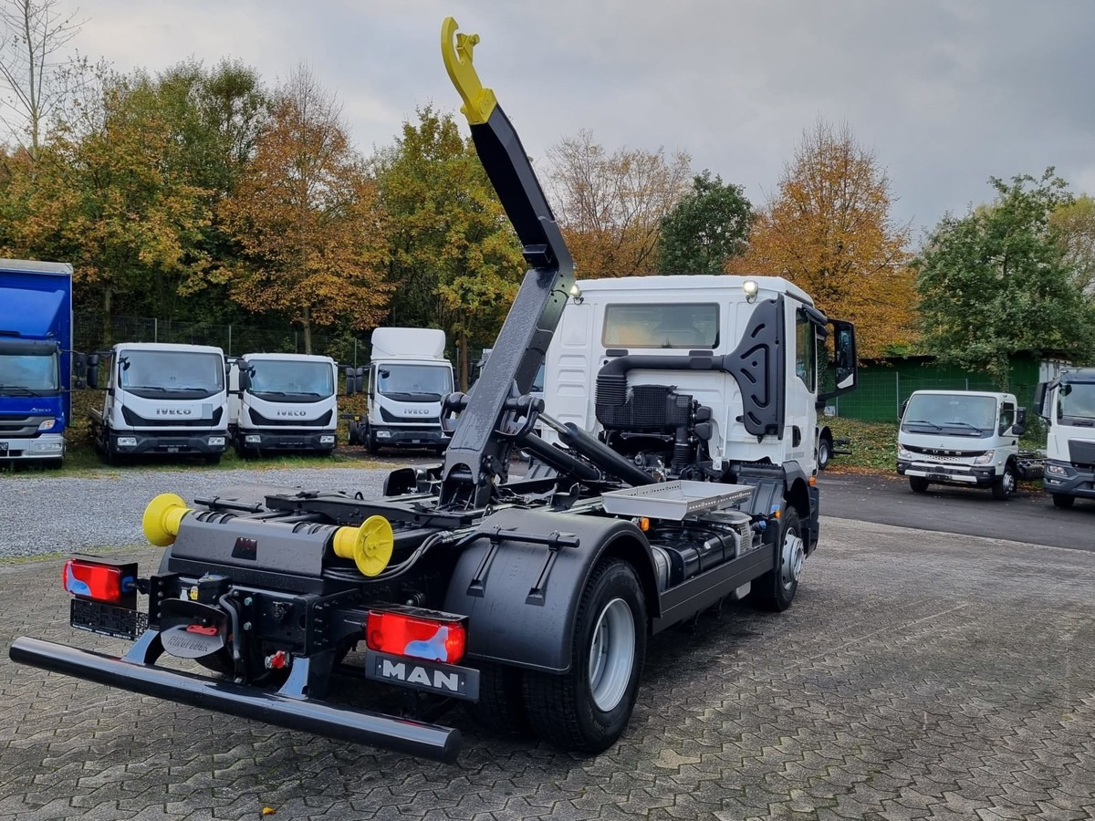 New Hook lift truck MAN TGM 15.290 BL Abrollkipper PowerMatic Standheiz.: picture 16