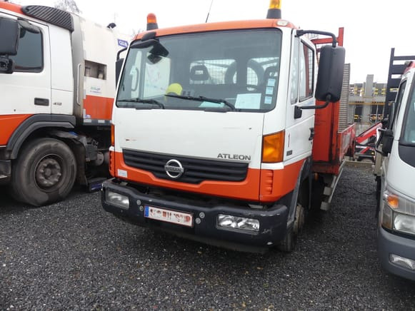 Camion porte engin Nissan Atleon ( VIN : VWANGFTK095062919 ) - Dropside/ Flatbed truck: picture 1 Camion porte engin Nissan Atleon ( VIN : VWANGFTK095062919 ) - Dropside/ Flatbed truck: picture 1