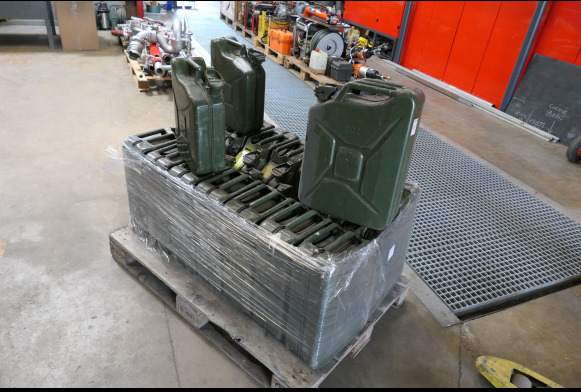 Lot de jerrycans métalliques - Tool/ Equipment: picture 1 Lot de jerrycans métalliques - Tool/ Equipment: picture 1