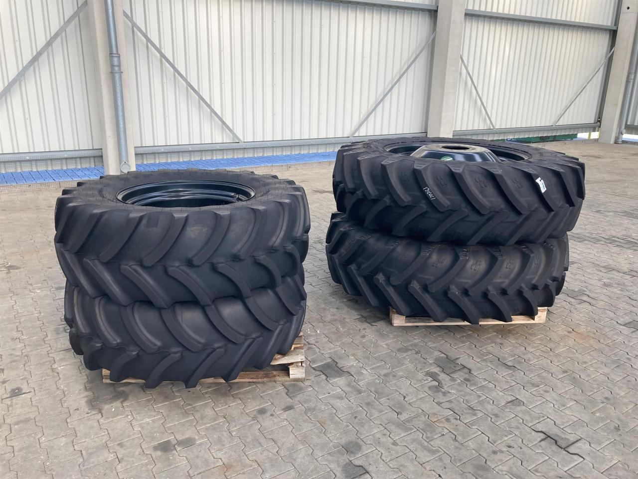 Alliance 480R30 & 520R42 - Tire for Agricultural machinery: picture 1 Alliance 480R30 & 520R42 - Tire for Agricultural machinery: picture 1