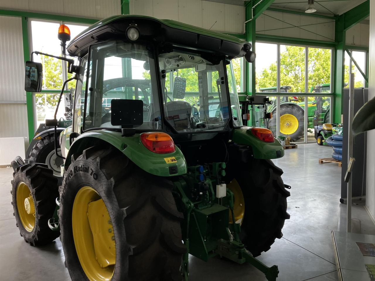 John Deere 5075E - Farm tractor: picture 4 John Deere 5075E - Farm tractor: picture 4
