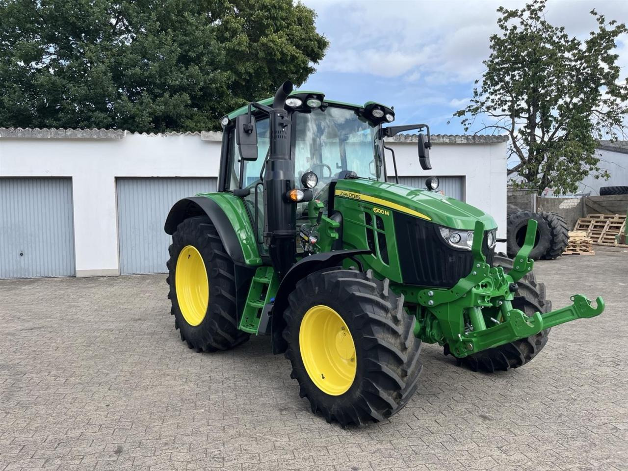 John Deere 6100M - Farm tractor: picture 2 John Deere 6100M - Farm tractor: picture 2