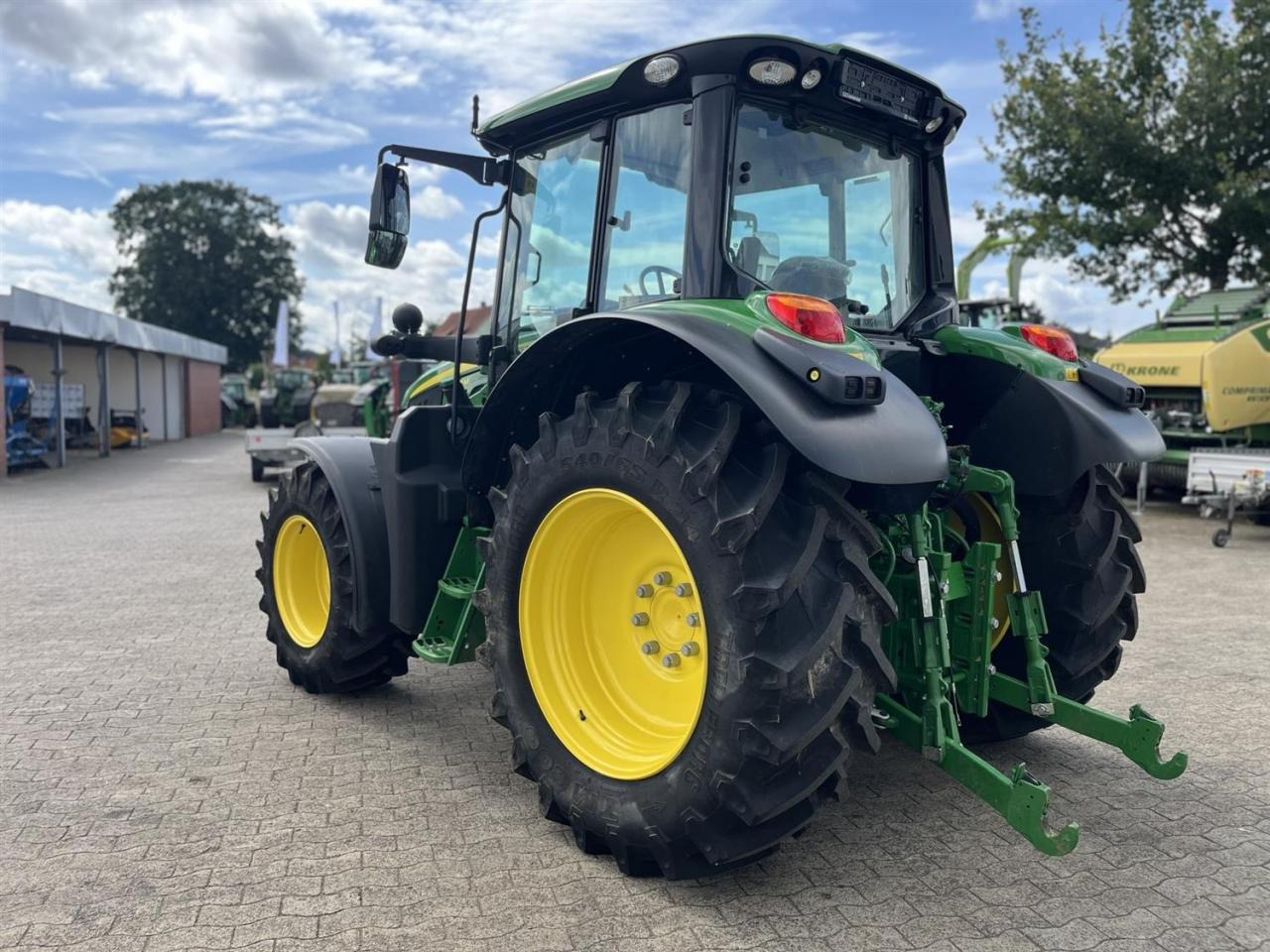 John Deere 6100M - Farm tractor: picture 4 John Deere 6100M - Farm tractor: picture 4