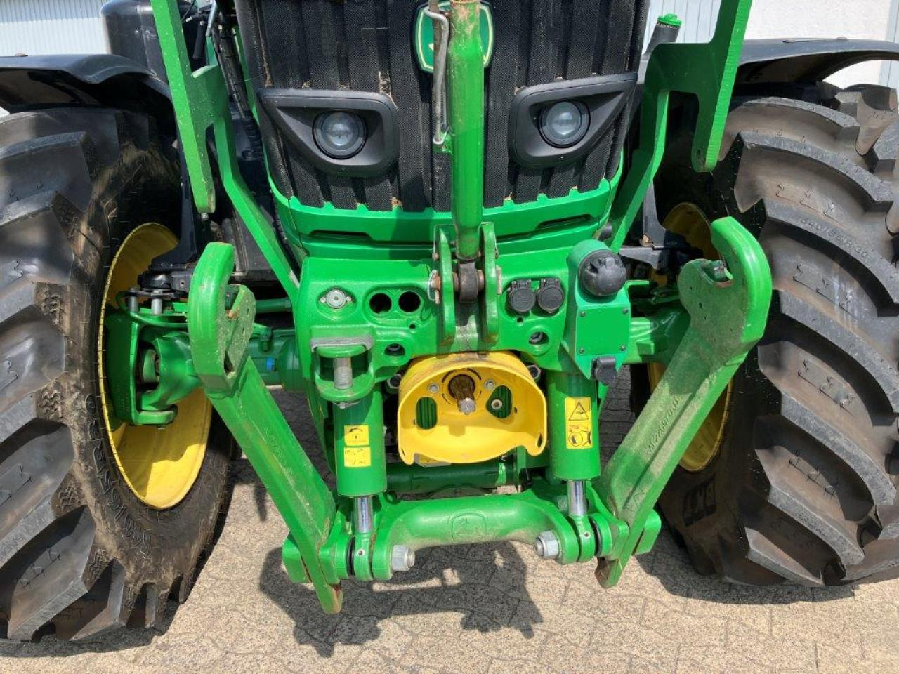 John Deere 6155R - Farm tractor: picture 4 John Deere 6155R - Farm tractor: picture 4