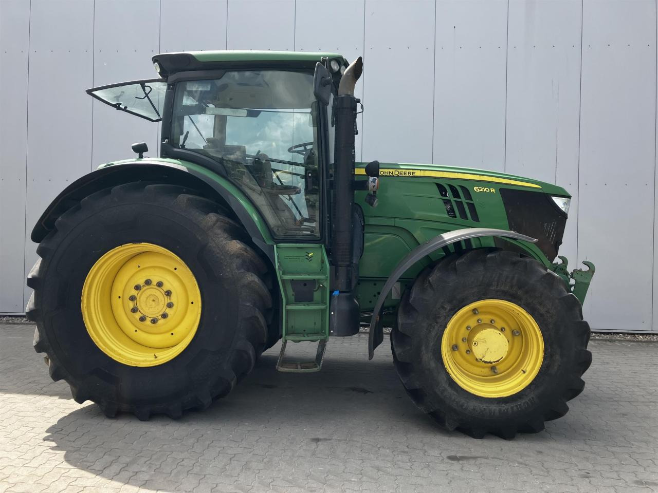 John Deere 6210R - Farm tractor: picture 2 John Deere 6210R - Farm tractor: picture 2