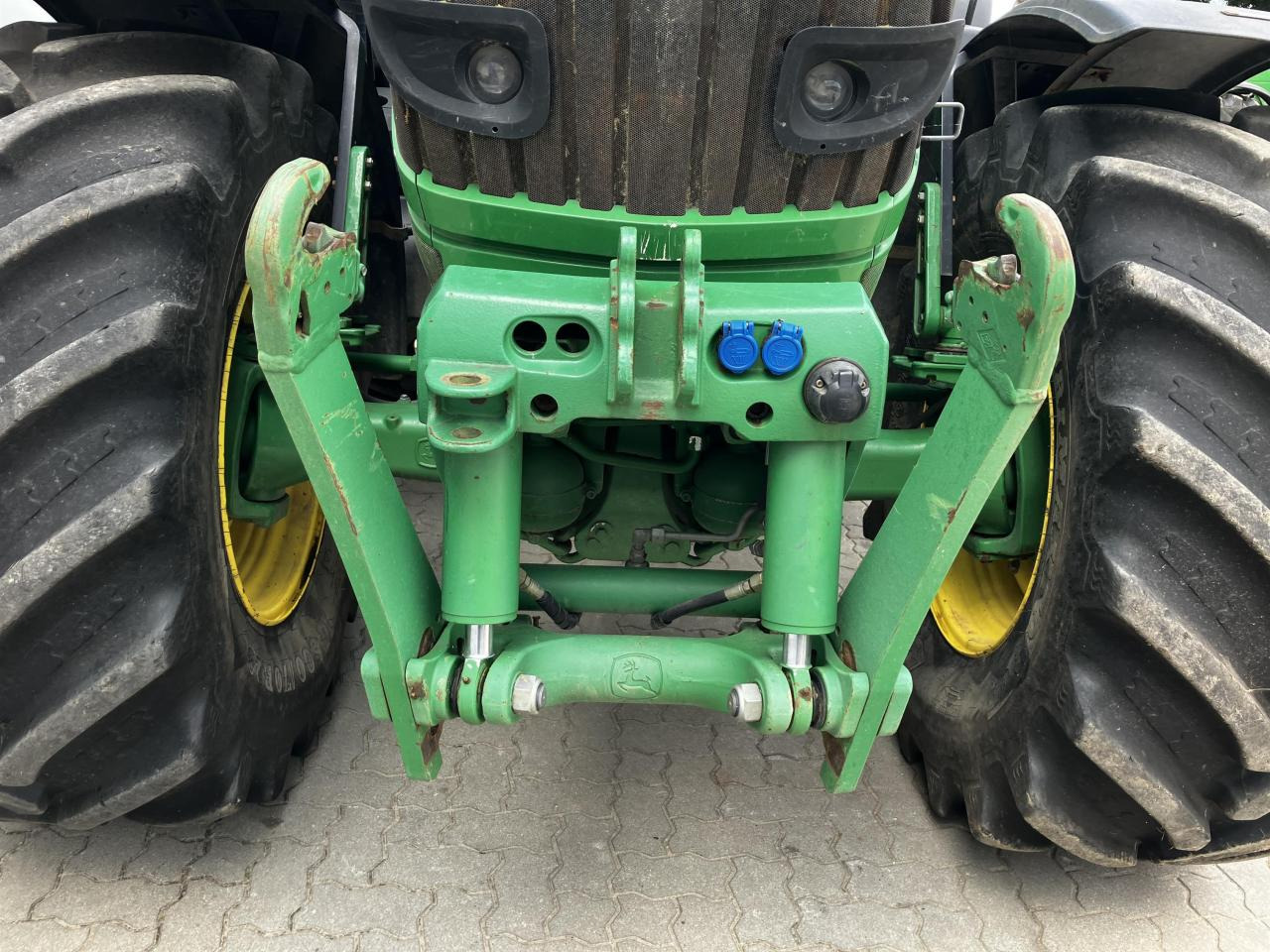 John Deere 6210R - Farm tractor: picture 4 John Deere 6210R - Farm tractor: picture 4