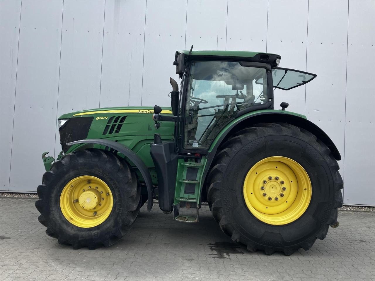 John Deere 6210R - Farm tractor: picture 1 John Deere 6210R - Farm tractor: picture 1