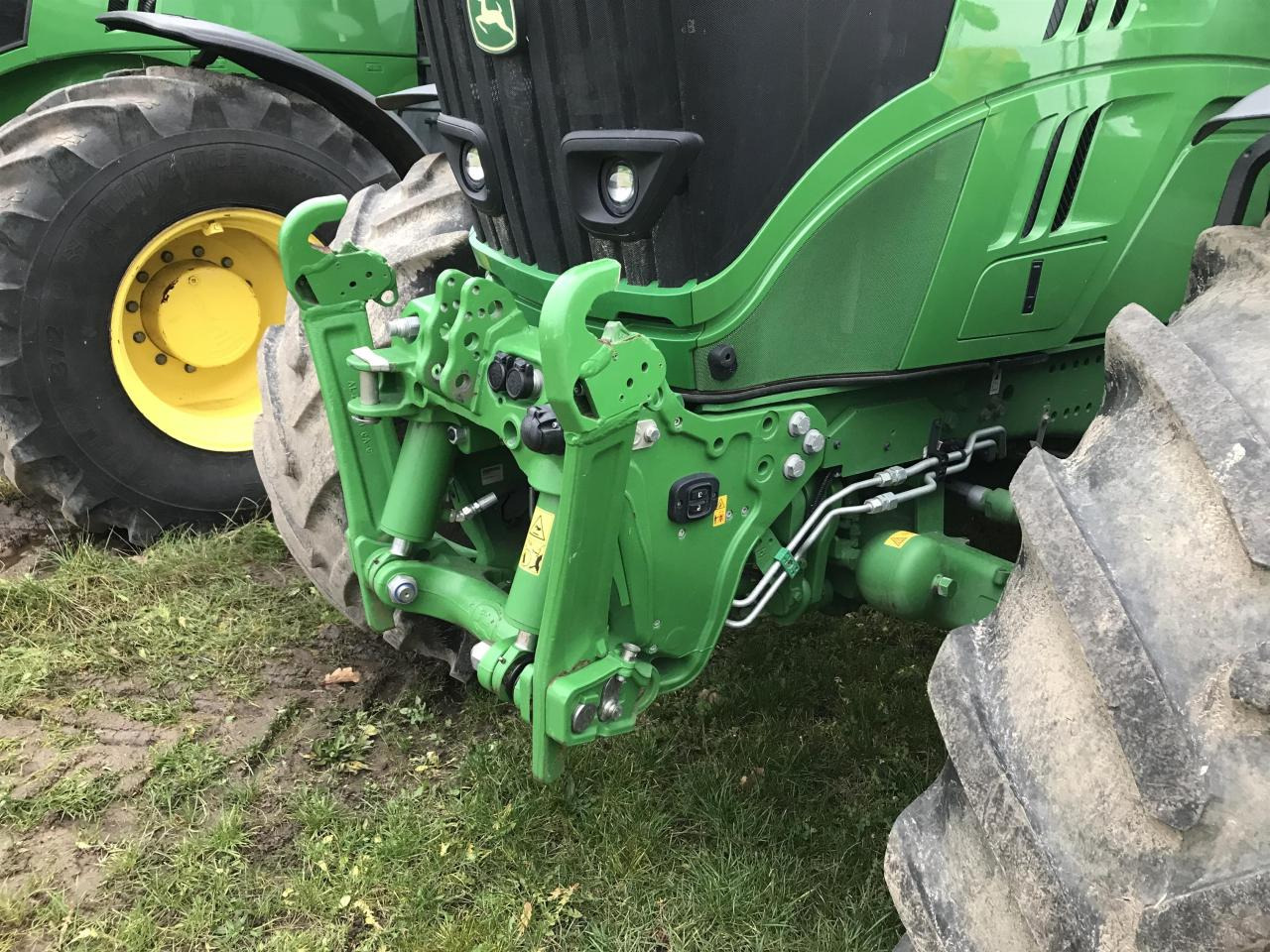John Deere 6215R - Farm tractor: picture 4 John Deere 6215R - Farm tractor: picture 4