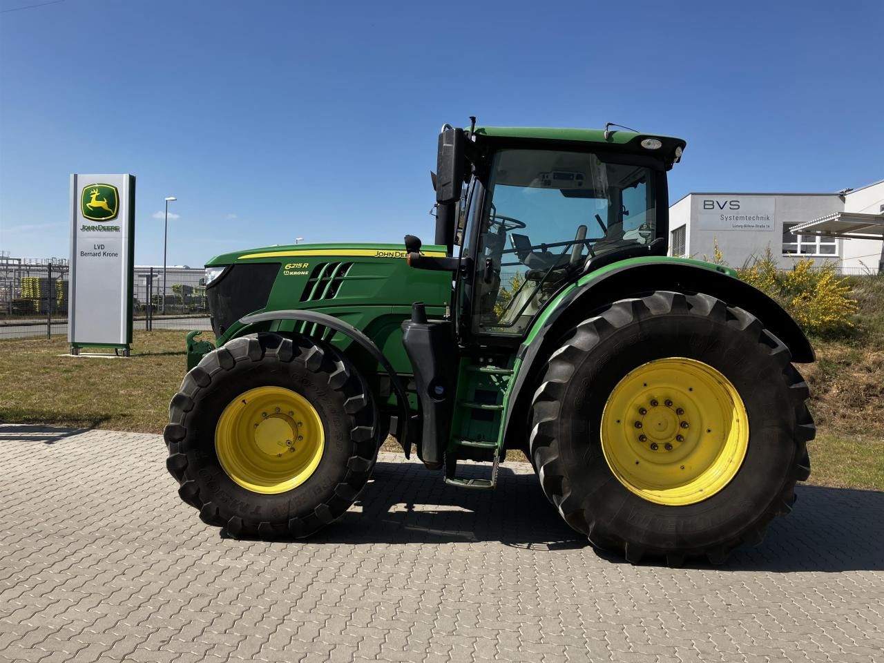 John Deere 6215R - Farm tractor: picture 1 John Deere 6215R - Farm tractor: picture 1