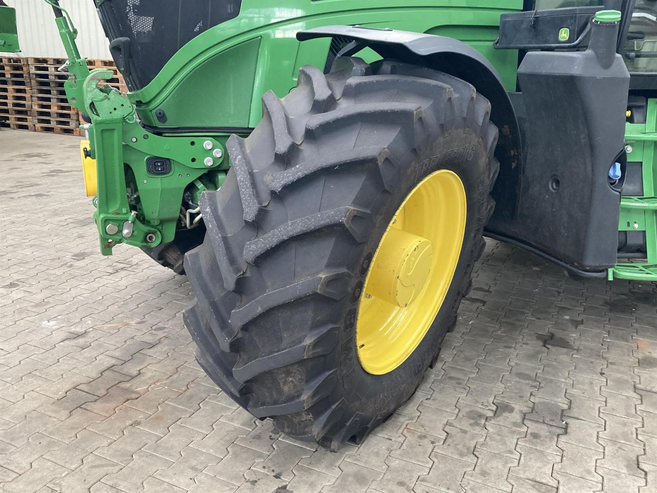 John Deere 6R 185 - Farm tractor: picture 2 John Deere 6R 185 - Farm tractor: picture 2