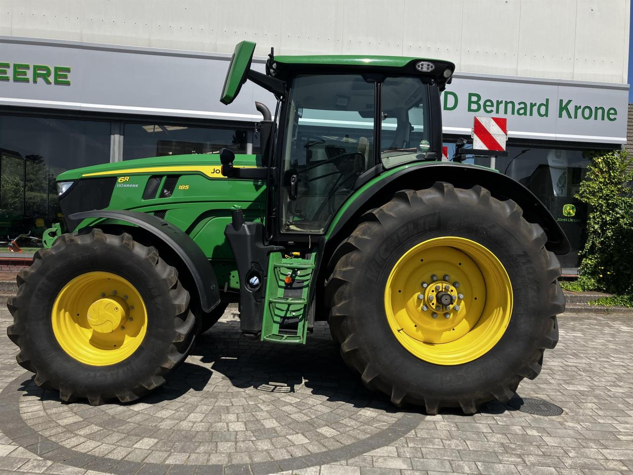 John Deere 6R 185 - Farm tractor: picture 1 John Deere 6R 185 - Farm tractor: picture 1