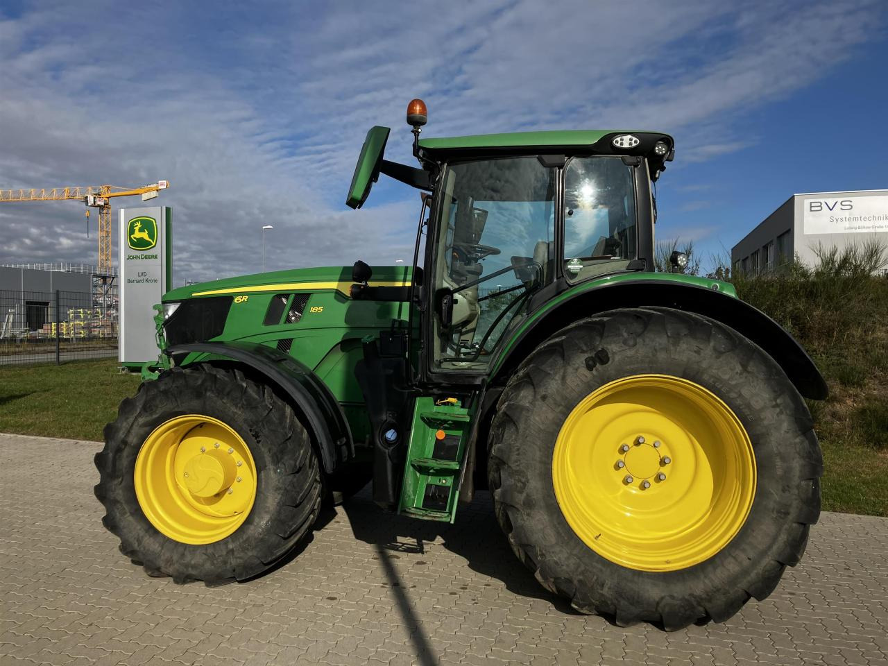 John Deere 6R 185 - Farm tractor: picture 1 John Deere 6R 185 - Farm tractor: picture 1