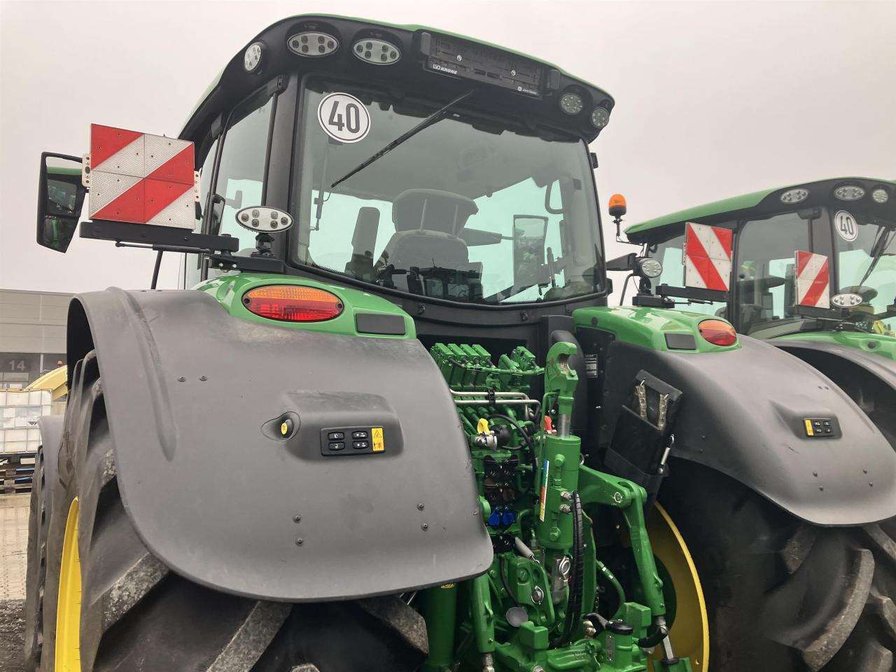 John Deere 6R 215 - Farm tractor: picture 5 John Deere 6R 215 - Farm tractor: picture 5