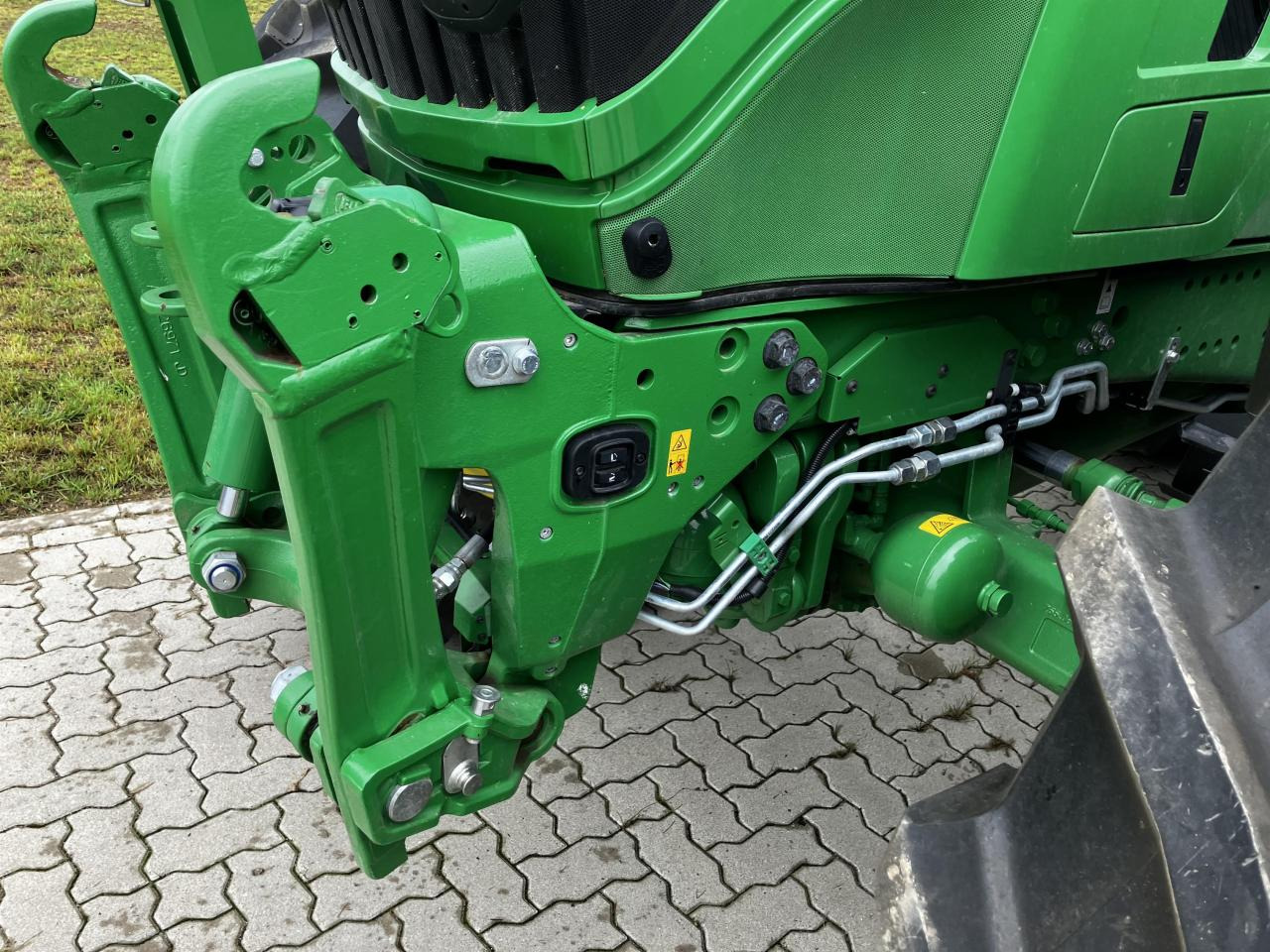 John Deere 6R 215 - Farm tractor: picture 4 John Deere 6R 215 - Farm tractor: picture 4