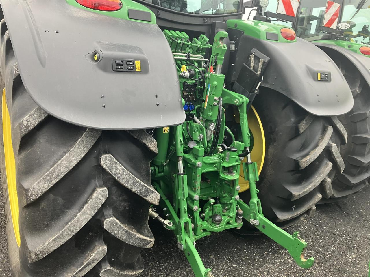 John Deere 6R 215 - Farm tractor: picture 4 John Deere 6R 215 - Farm tractor: picture 4