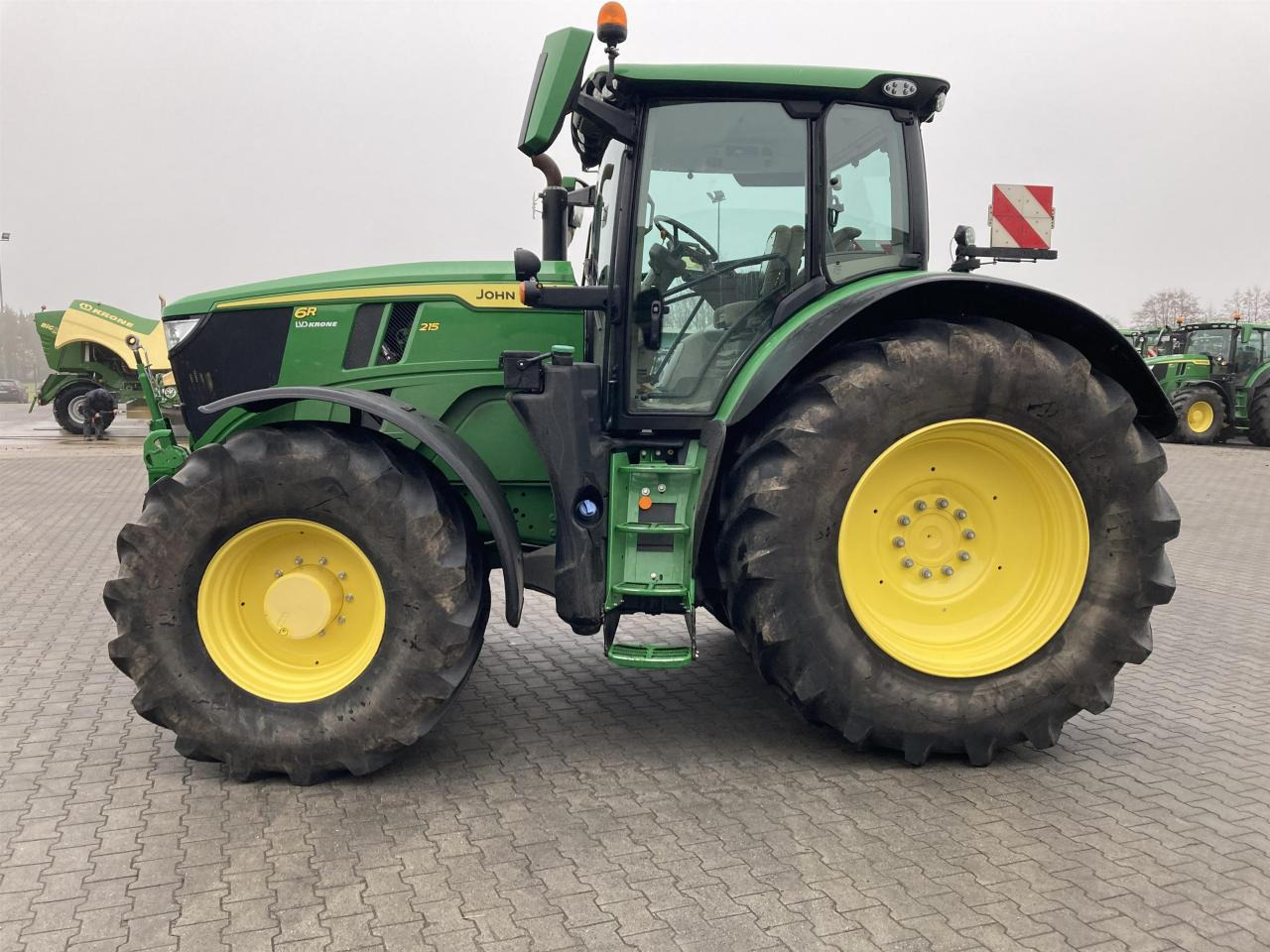 John Deere 6R 215 - Farm tractor: picture 2 John Deere 6R 215 - Farm tractor: picture 2