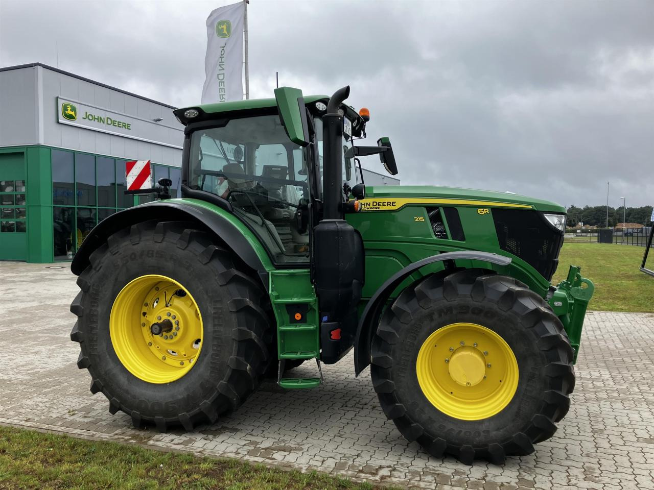 John Deere 6R 215 - Farm tractor: picture 2 John Deere 6R 215 - Farm tractor: picture 2
