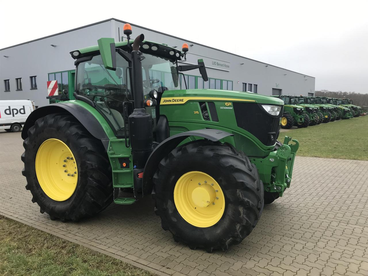 John Deere 6R 215 - Farm tractor: picture 2 John Deere 6R 215 - Farm tractor: picture 2